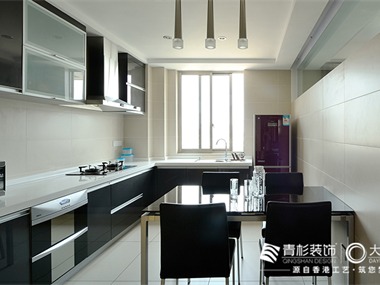 装修整体定位为现代风格，将厨房与餐厅融为一体，使用