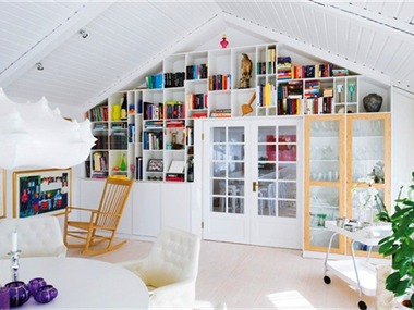 这是一套在瑞典的屋子，很像是个一套阳光屋一样，但更