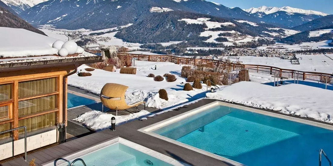 这家阿尔卑斯山上的酒店，获得双料大奖，竟还有个全景悬空泳池