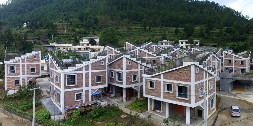 灾后重建，四川这村子在屋顶上建起了梯田，构建农村生活新范本