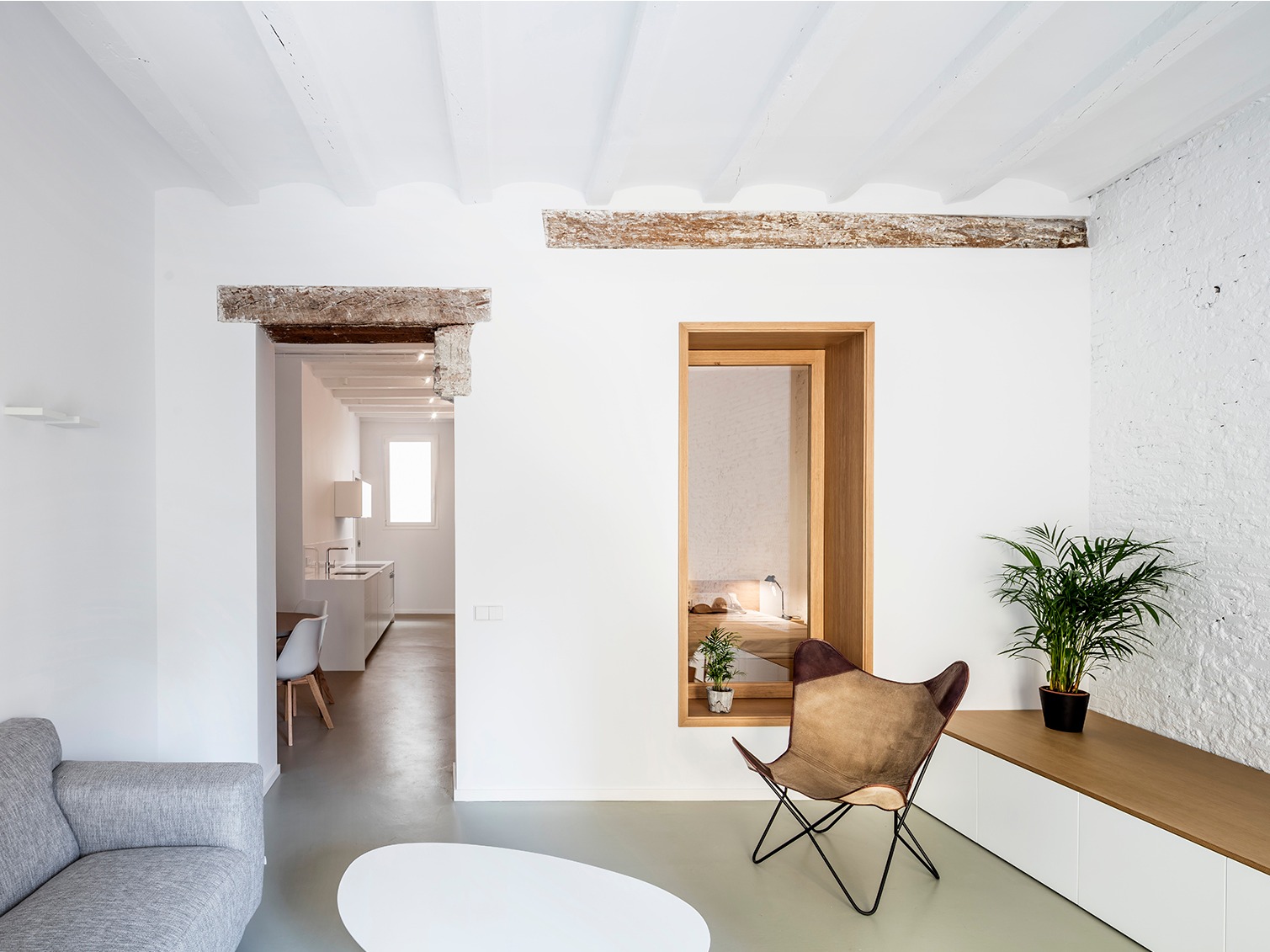 巴塞羅那TS01公寓翻新：提升空間與采光品質，同時保留舊的建筑元素