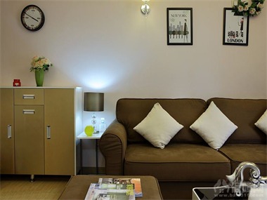 简约的客厅设计，咖啡色转角沙发舒适中性。